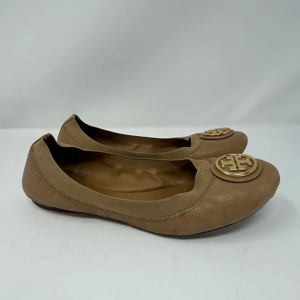 Tory Burch Caroline Leather Medallion Logo Ballet Flats Natural Tan 8M.